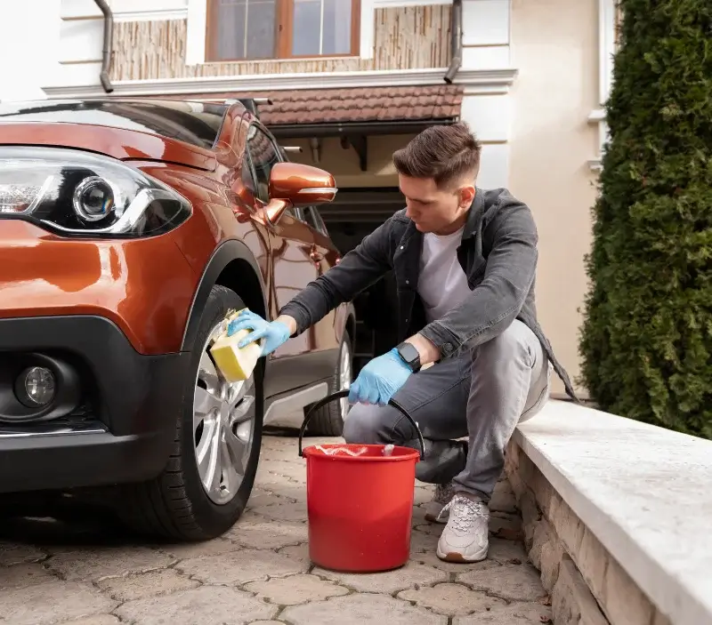Lavage auto à domicile Saint-Christophe-sur-Roc : professionnel intervenant sur un véhicule